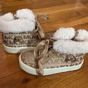 Fur lines Michael Kors sneakers